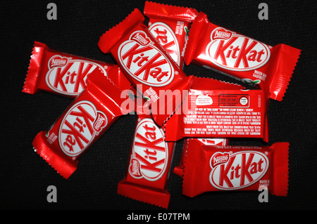 Kit Kat cioccolatini fotografati contro uno sfondo nero. Foto Stock