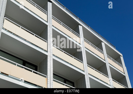 Facciata di moderni edifici di appartamenti in westerland sull'isola di Sylt, Germania Foto Stock