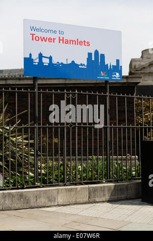 Londra, Regno Unito il 5 maggio 2014. Un Tower Hamlets segno segna il confine del London Borough of Tower Hamlets accanto alla City di Londra. Recentemente è stato annunciato che la polizia britannica sarà patrol seggi in 16 'ad alto rischio' aree come Tower Hamlets a Londra durante il maggio elezioni locali che sono stati individuati dalla Commissione Elettorale come vulnerabili agli abusi. Foto Stock