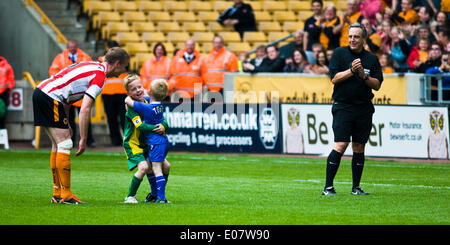 Wolverhampton, Regno Unito. Il 5 maggio, 2014. Jody Craddock del figlio celebra con un punteggio di penalità nel suo papà testimonial contro la ex giocatori della sua ex club Sunderland, la raccolta di fondi per il Birmingham ospedale per bambini. Il lato di Sunderland incluso Niall Quinn e Kevin Phillips. Credito: Paolo Swinney/Alamy Live News Foto Stock