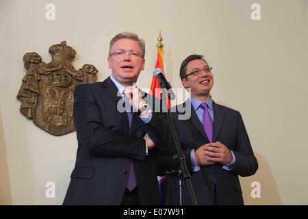 A Belgrado, in Serbia. Il 5 maggio, 2014. Il processo di allargamento dell'Unione europea signor commissario Stefan Fule (L) e il Primo Ministro serbo Aleksandar Vucic partecipare ad una conferenza stampa a Belgrado in Serbia, il 5 maggio 2014. Il primo ministro serbo Aleksandar Vucic ha chiesto la visita allargamento europeo il Commissario Stefan Fule il lunedì per capire paese la decisione di non imporre sanzioni contro la Russia e ha promesso la Serbia potrà terminare tutte le riforme necessarie per l'appartenenza prima di 2019. © Wang Hui/Xinhua/Alamy Live News Foto Stock