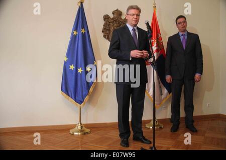 A Belgrado, in Serbia. Il 5 maggio, 2014. Il processo di allargamento dell'Unione europea signor commissario Stefan Fule (L) partecipa a una conferenza stampa con il Primo Ministro serbo Aleksandar Vucic (R) di Belgrado, Serbia, il 5 maggio 2014. Il primo ministro serbo Aleksandar Vucic ha chiesto la visita allargamento europeo il Commissario Stefan Fule il lunedì per capire paese la decisione di non imporre sanzioni contro la Russia e ha promesso la Serbia potrà terminare tutte le riforme necessarie per l'appartenenza prima di 2019. © Wang Hui/Xinhua/Alamy Live News Foto Stock