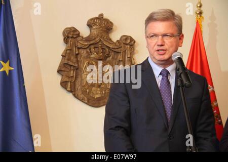 A Belgrado, in Serbia. Il 5 maggio, 2014. Il processo di allargamento dell'Unione europea signor commissario Stefan Fule partecipa a una conferenza stampa con il Primo Ministro serbo Aleksandar Vucic (non in foto) a Belgrado in Serbia, il 5 maggio 2014. Il primo ministro serbo Aleksandar Vucic ha chiesto la visita allargamento europeo il Commissario Stefan Fule il lunedì per capire paese la decisione di non imporre sanzioni contro la Russia e ha promesso la Serbia potrà terminare tutte le riforme necessarie per l'appartenenza prima di 2019. © Wang Hui/Xinhua/Alamy Live News Foto Stock