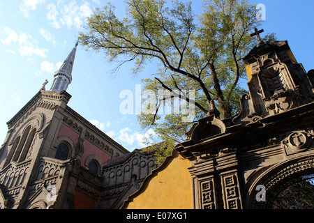 Due chiese affiancate giù Madero Street, Città del Messico Foto Stock