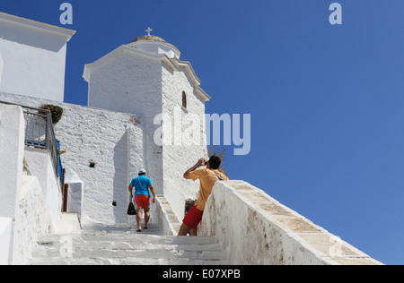 Le fasi fino ad una tipica chiesa greco ortodossa nella città di Skopelos nelle Sporadi settentrionali, in Grecia Foto Stock