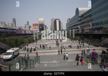 Los Angeles, California, USA. 5 apr, 2014. La piazza di Lo Wu il punto di controllo nella città di Shenzhen, nella provincia di Guangdong, Cina. © Ringo Chiu/ZUMAPRESS.com/Alamy Live News Foto Stock