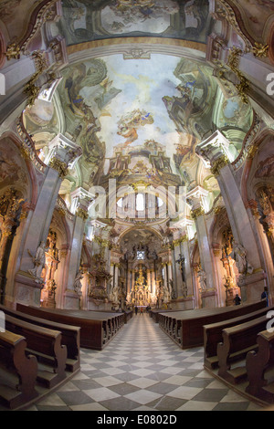 Interno della chiesa di San Nicola che mostra il trompe-l'Oeil tecnica - Praga, Repubblica Ceca. Foto Stock