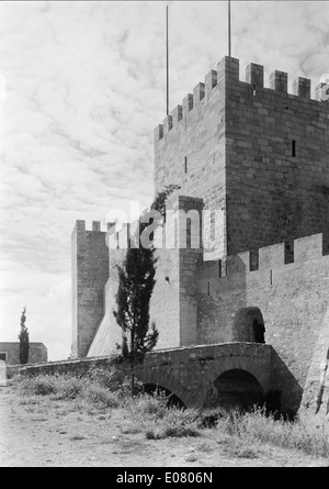 Castelo de São Jorge, situato a Lisbona, è un castello storico che offre viste panoramiche della città. Si tratta di uno dei monumenti più importanti di Lisbona, che riflette la storia medievale e il patrimonio architettonico della città. Foto Stock