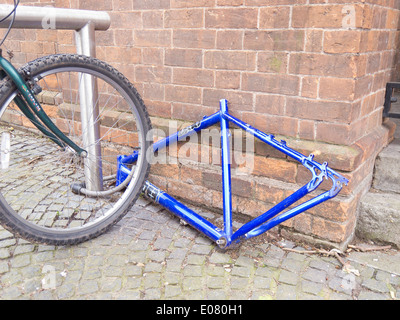 Ciclo di bicicletta la criminalità. Bloccato il telaio bicicletta spogliato di tutte le componenti. Foto Stock