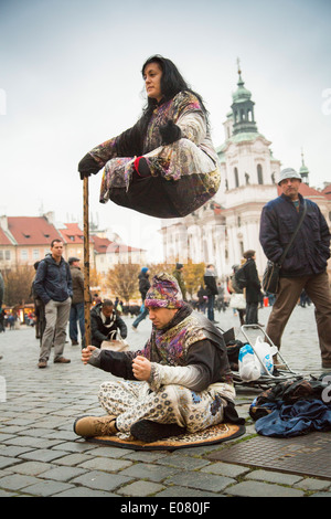 Artisti di strada in Piazza della Città Vecchia - Praga, Repubblica Ceca. Foto Stock