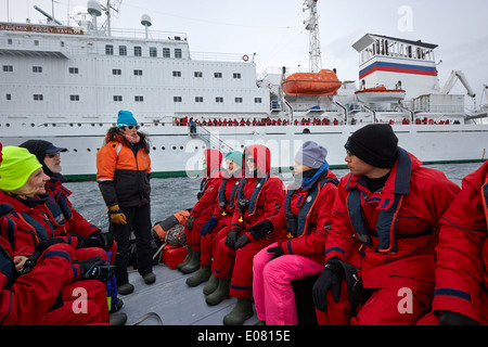I passeggeri a bordo di una escursione di zodiac lasciando la nave di ricerca in Antartide Foto Stock