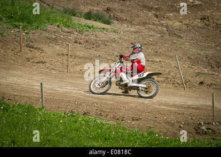 Amatoriale pilota di motocross a Cieszyn pista motocross, Polonia. Foto Stock