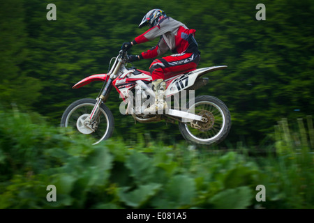 Amatoriale pilota di motocross a Cieszyn pista motocross, Polonia. Foto Stock