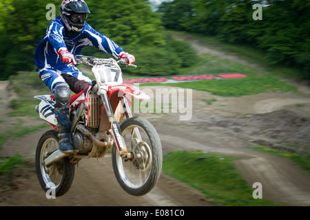 Amatoriale pilota di motocross a Cieszyn pista motocross, Polonia. Foto Stock