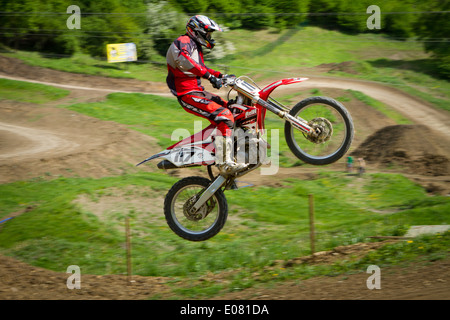 Amatoriale pilota di motocross a Cieszyn pista motocross, Polonia. Foto Stock