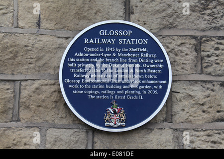 Glossop Stazione ferroviaria segno nel Derbyshire picco elevato Foto Stock