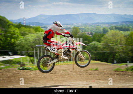 Amatoriale pilota di motocross a Cieszyn pista motocross, Polonia. Foto Stock