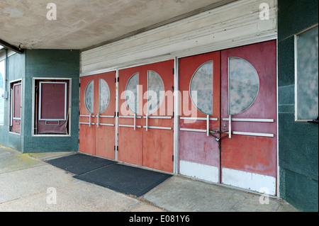 Porta di un vecchio abbandonato movie theater di Elkton, Virginia, Stati Uniti d'America. Foto Stock