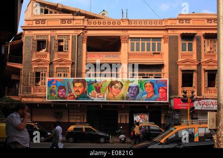 Mumbai, Maharashtra, India. 29 apr 2014. La Alfred Cinema, dove i poveri lavoratori migranti di Mumbai una volta utilizzato per la folla per vedere Bollywood. Le figure dal film Federation of India pubblicate dimostrano che il numero dei singoli-schermo cinema nel paese sono scesi da 13.000 a circa 10.000 su un periodo di cinque anni per il 2012. Essi continuano ad arrestare o sono stati convertiti in multisale - con lussuosi posti a sedere e una vasta gamma di piatti in offerta di adattarsi ai gusti della generazione internet. © Subhash Sharma/ZUMA filo/ZUMAPRESS.com/Alamy Live News Foto Stock