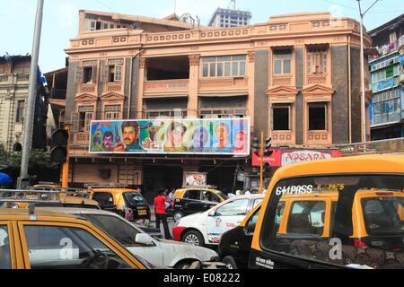 Mumbai, Maharashtra, India. 29 apr 2014. La Alfred Cinema, dove i poveri lavoratori migranti di Mumbai una volta utilizzato per la folla per vedere Bollywood. Le figure dal film Federation of India pubblicate dimostrano che il numero dei singoli-schermo cinema nel paese sono scesi da 13.000 a circa 10.000 su un periodo di cinque anni per il 2012. Essi continuano ad arrestare o sono stati convertiti in multisale - con lussuosi posti a sedere e una vasta gamma di piatti in offerta di adattarsi ai gusti della generazione internet. © Subhash Sharma/ZUMA filo/ZUMAPRESS.com/Alamy Live News Foto Stock