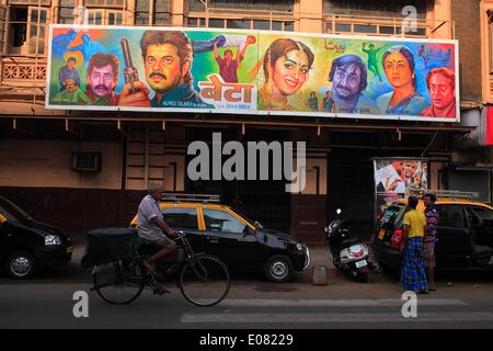 Mumbai, Maharashtra, India. 29 apr 2014. La Alfred Cinema, dove i poveri lavoratori migranti di Mumbai una volta utilizzato per la folla per vedere Bollywood. Le figure dal film Federation of India pubblicate dimostrano che il numero dei singoli-schermo cinema nel paese sono scesi da 13.000 a circa 10.000 su un periodo di cinque anni per il 2012. Essi continuano ad arrestare o sono stati convertiti in multisale - con lussuosi posti a sedere e una vasta gamma di piatti in offerta di adattarsi ai gusti della generazione internet. © Subhash Sharma/ZUMA filo/ZUMAPRESS.com/Alamy Live News Foto Stock