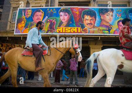 Mumbai, Maharashtra, India. 29 apr 2014. La Alfred Cinema, dove i poveri lavoratori migranti di Mumbai una volta utilizzato per la folla per vedere Bollywood. Le figure dal film Federation of India pubblicate dimostrano che il numero dei singoli-schermo cinema nel paese sono scesi da 13.000 a circa 10.000 su un periodo di cinque anni per il 2012. Essi continuano ad arrestare o sono stati convertiti in multisale - con lussuosi posti a sedere e una vasta gamma di piatti in offerta di adattarsi ai gusti della generazione internet. © Subhash Sharma/ZUMA filo/ZUMAPRESS.com/Alamy Live News Foto Stock