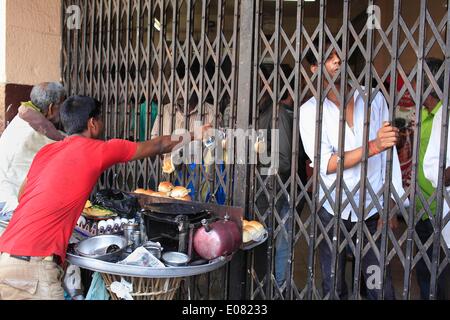 Mumbai, Maharashtra, India. 29 apr 2014. Durante l'intervallo, patroni comprare snack presso il Cinema di Alfred. Le figure dal film Federation of India pubblicate dimostrano che il numero dei singoli-schermo cinema nel paese sono scesi da 13.000 a circa 10.000 su un periodo di cinque anni per il 2012. Essi continuano ad arrestare o sono stati convertiti in multisale - con lussuosi posti a sedere e una vasta gamma di piatti in offerta di adattarsi ai gusti della generazione internet. © Subhash Sharma/ZUMA filo/ZUMAPRESS.com/Alamy Live News Foto Stock