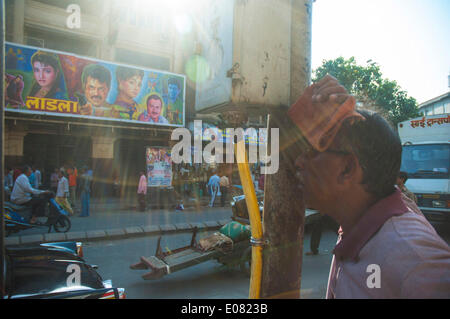 Mumbai, Maharashtra, India. 29 apr 2014. La Alfred Cinema, dove i poveri lavoratori migranti di Mumbai una volta utilizzato per la folla per vedere Bollywood. Le figure dal film Federation of India pubblicate dimostrano che il numero dei singoli-schermo cinema nel paese sono scesi da 13.000 a circa 10.000 su un periodo di cinque anni per il 2012. Essi continuano ad arrestare o sono stati convertiti in multisale - con lussuosi posti a sedere e una vasta gamma di piatti in offerta di adattarsi ai gusti della generazione internet. © Subhash Sharma/ZUMA filo/ZUMAPRESS.com/Alamy Live News Foto Stock