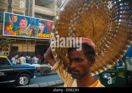 Mumbai, Maharashtra, India. 29 apr 2014. La Alfred Cinema, dove i poveri lavoratori migranti di Mumbai una volta utilizzato per la folla per vedere Bollywood. Le figure dal film Federation of India pubblicate dimostrano che il numero dei singoli-schermo cinema nel paese sono scesi da 13.000 a circa 10.000 su un periodo di cinque anni per il 2012. Essi continuano ad arrestare o sono stati convertiti in multisale - con lussuosi posti a sedere e una vasta gamma di piatti in offerta di adattarsi ai gusti della generazione internet. © Subhash Sharma/ZUMA filo/ZUMAPRESS.com/Alamy Live News Foto Stock