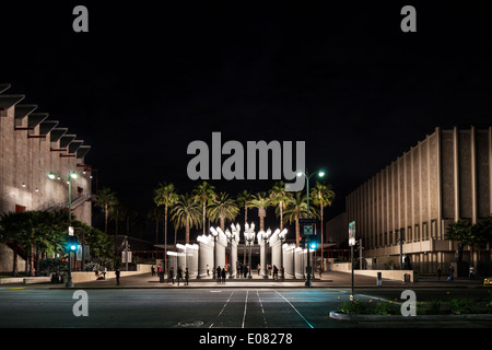 Vista del Los Angeles County Museum of Art (LACMA) di notte lungo il Wilshire Boulevard. Foto Stock