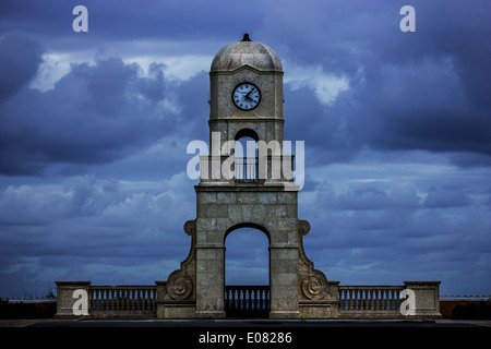 Torre dell'Orologio costruita con pietra corallina si affaccia sull'Oceano Atlantico si trova alla fine di Worth Avenue sulla spiaggia di Palm Island. Foto Stock