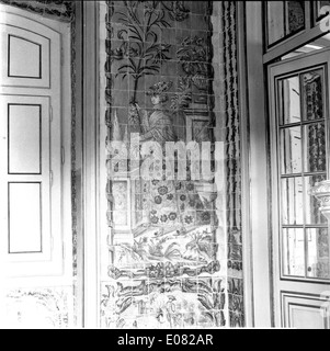 Il Palácio Nacional de Queluz è un palazzo storico situato a Queluz, in Portogallo. Un tempo era una residenza reale ed è conosciuta per i suoi splendidi giardini, le camere opulente e l'architettura barocca. Il palazzo rimane una parte fondamentale del patrimonio reale del Portogallo e un popolare sito culturale. Foto Stock