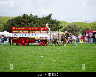 Una pesante cavallo disegnato mobili rimozione carrello viene visualizzato in un'arena a Southsea rurale e mare visualizza Foto Stock