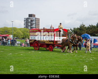 Una pesante cavallo disegnato mobili rimozione carrello viene visualizzato in un'arena a Southsea rurale e mare visualizza Foto Stock