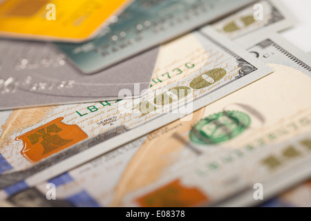 Un centinaio di dollari e carte di credito Foto Stock