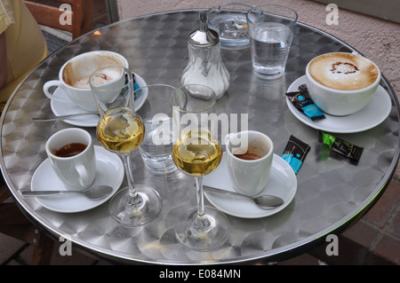 Tazze di caffè off e la grappa Williams su un outdoor cafe tabella in Neuburg, Baviera, Germania. Foto Stock