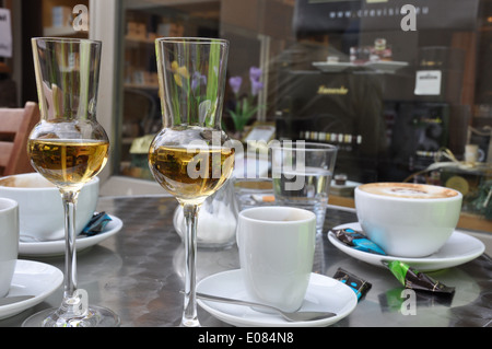 Tazze di caffè off e la grappa Williams su un outdoor cafe tabella in Neuburg, Baviera, Germania. Foto Stock