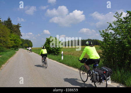 Due ciclisti in bicicletta lungo il fiume Danubio tra i campi di grano sul Eurovelo Route 6 in Baviera Germania. Foto Stock