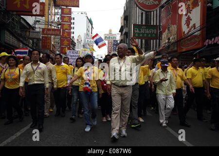 Bangkok, Tailandia. Il 5 maggio 2014. Anti-capo di governo Suthep Thaugsuban saluta i suoi sostenitori durante un rally che mostra la loro fedeltà al Re Bhumibol Adulyadej sul 64esimo anniversario della sua incoronazione il giorno. Governo anti-manifestanti radunati vicino al Grand Palace di incoronazione il giorno. Thailandia del venerato Re Bhumibol Adulyadej fece una rara apparizione pubblica per contrassegnare il 64esimo anniversario della sua incoronazione. Credito: Sanji Dee/Alamy Live News Foto Stock