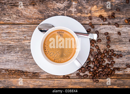 Caffè in tazza bianca Vista dall'alto. Legno rigenerato sfondo tabella. Foto Stock