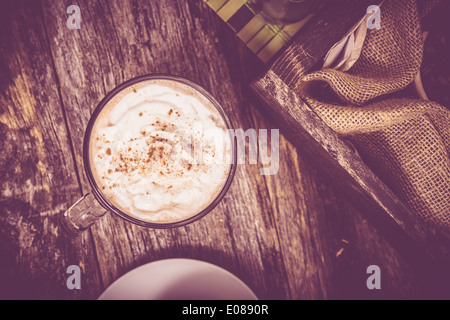 Cioccolata calda tazza Vista dall'alto. Il cioccolato con la panna montata su un tavolo di legno. Foto Stock