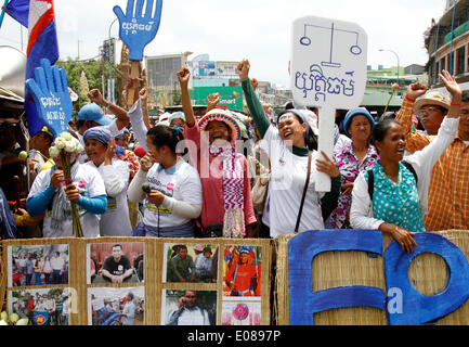 Phnom Penh Cambogia. Il 6 maggio, 2014. I manifestanti si raccolgono al di fuori di Phnom Penh Corte comunale per chiedere il rilascio di 23 attivisti sindacali e dei lavoratori di indumento in Phnom Penh Cambogia, 6 maggio 2014. La Phnom Penh Corte comunale martedì ripresa di prova di 23 attivisti sindacali e dei lavoratori di indumento arrestati durante gli scontri di gennaio durante uno sciopero del settore, dopo dieci giorni di rinvio. Credito: Phearum/Xinhua/Alamy Live News Foto Stock