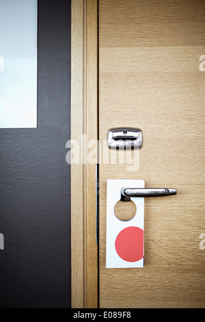 Etichetta appesa sulla maniglia della porta in hotel Foto Stock