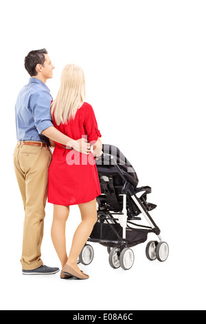 I giovani genitori spingere un passeggino Foto Stock