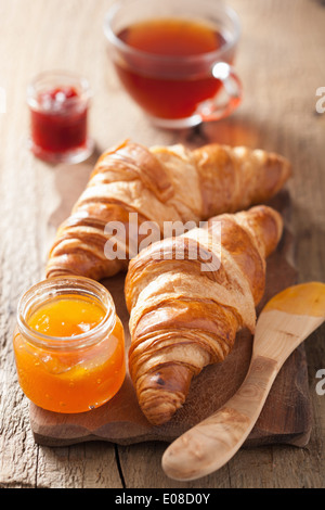Cornetti freschi con marmellata per la prima colazione Foto Stock