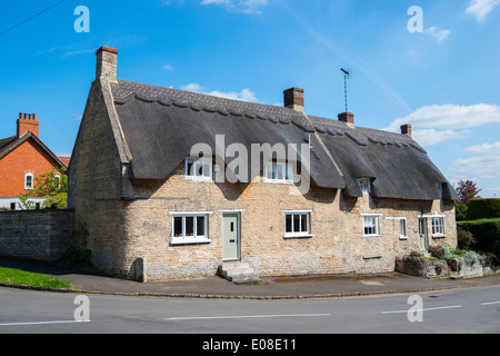 Cottage con il tetto di paglia nel villaggio di Empingham, Rutland England Regno Unito Foto Stock