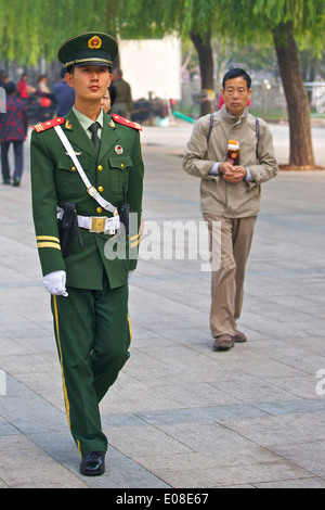 Giovane soldato cinese pattuglia le strade di Pechino, Cina. Foto Stock