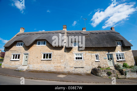 Cottage con il tetto di paglia nel villaggio di Empingham, Rutland England Regno Unito Foto Stock