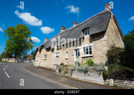 Cottage con il tetto di paglia nel villaggio di Empingham, Rutland England Regno Unito Foto Stock