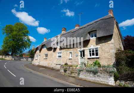 Cottage con il tetto di paglia nel villaggio di Empingham, Rutland England Regno Unito Foto Stock